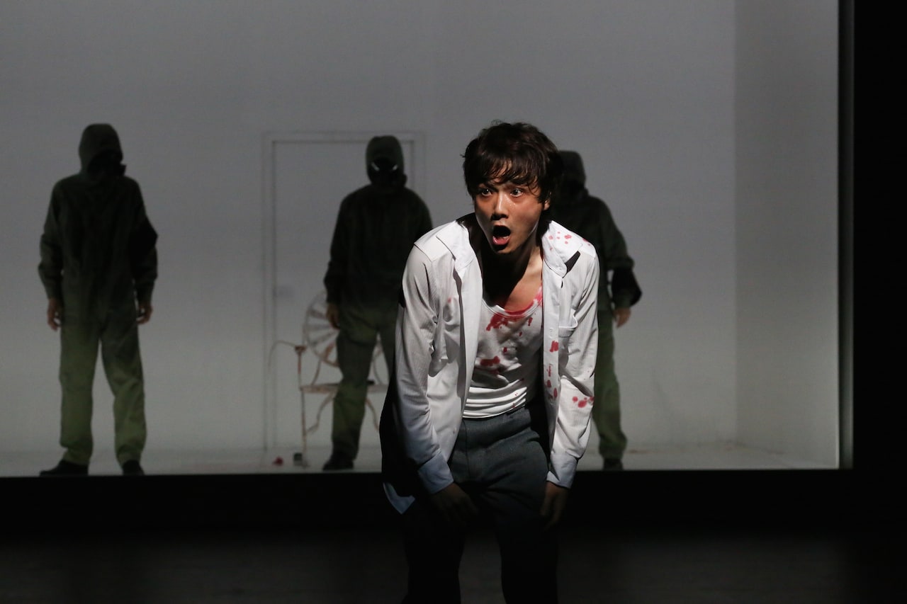 小川絵梨子演出「1984」開幕、統制社会に疑問を持つ役人を井上芳雄が熱演