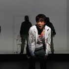 小川絵梨子演出「1984」開幕、統制社会に疑問を持つ役人を井上芳雄が熱演