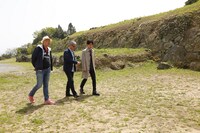 左からマキノノゾミ、堤幸彦、溝端淳平。