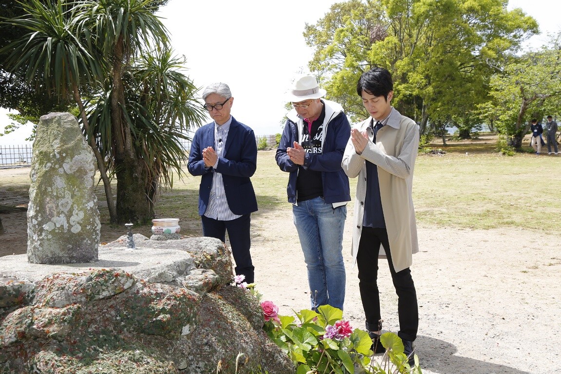 手を合わせる堤幸彦（左）、マキノノゾミ（中央）、溝端淳平（右）。