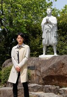 天草四郎像の前に立つ溝端淳平。