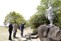 左から堤幸彦、溝端淳平、マキノノゾミ。