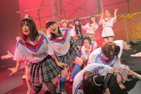 劇団アカズノマ旗揚げ公演「露出狂」の様子。（撮影：堀川高志 / kutowans studio）