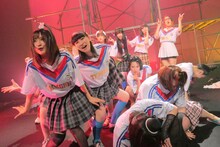 劇団アカズノマ旗揚げ公演「露出狂」の様子。（撮影：堀川高志 / kutowans studio）