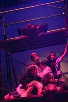 劇団アカズノマ旗揚げ公演「露出狂」の様子。（撮影：堀川高志 / kutowans studio）