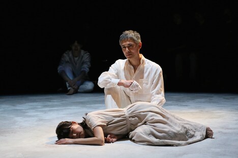 文学座4月アトリエの会 ドイツ現代演劇「最後の炎」より。（撮影：宮川舞子）