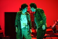 左から古河耕史演じるディック、伊藤祐輝演じるバグ。