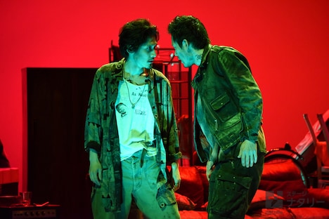 左から古河耕史演じるディック、伊藤祐輝演じるバグ。