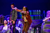 ROLLY演じるドニー（中央）。