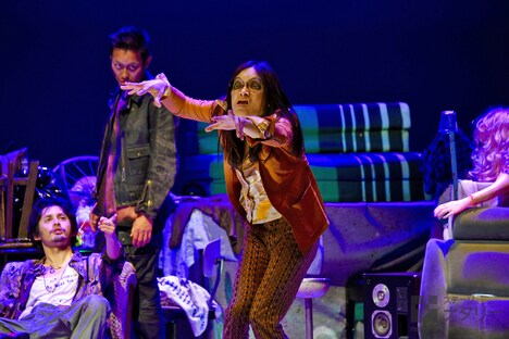 ROLLY演じるドニー（中央）。