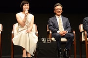 左から伊勢佳世、山崎一。
