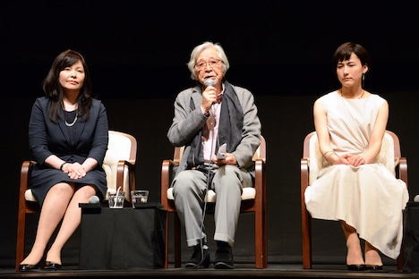左から井上麻矢代表、山田洋次、伊勢佳世。