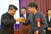 第62回岸田國士戯曲賞授賞式より。左から福原充則、神里雄大。