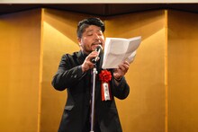 第62回岸田國士戯曲賞授賞式より。パフォーマンス中の福原充則。