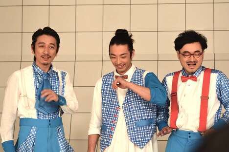 記者に急にポーズを求められて戸惑う3人。左から岩井秀人、森山未來、前野健太。記者に急にポーズを求められて戸惑う3人。左から岩井秀人、森山未來、前野健太。