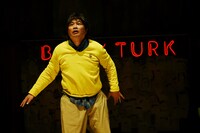 KAAT神奈川芸術劇場×世田谷パブリックシアター「バリーターク」の様子。（撮影：細野晋司）