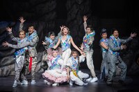 地球ゴージャスプロデュース公演Vol.15「ZEROTOPIA」より。