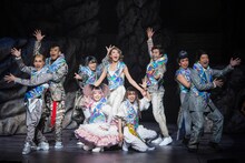 地球ゴージャスプロデュース公演Vol.15「ZEROTOPIA」より。