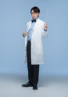 “2.5D博士”に扮した須賀健太。