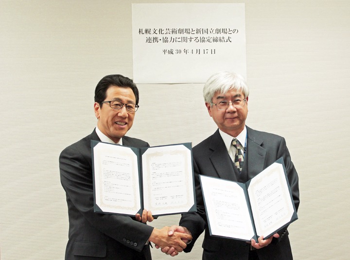左から公益財団法人札幌市芸術文化財団理事長の秋元克広氏、公益財団法人新国立劇場運営財団常務理事の村田直樹氏。