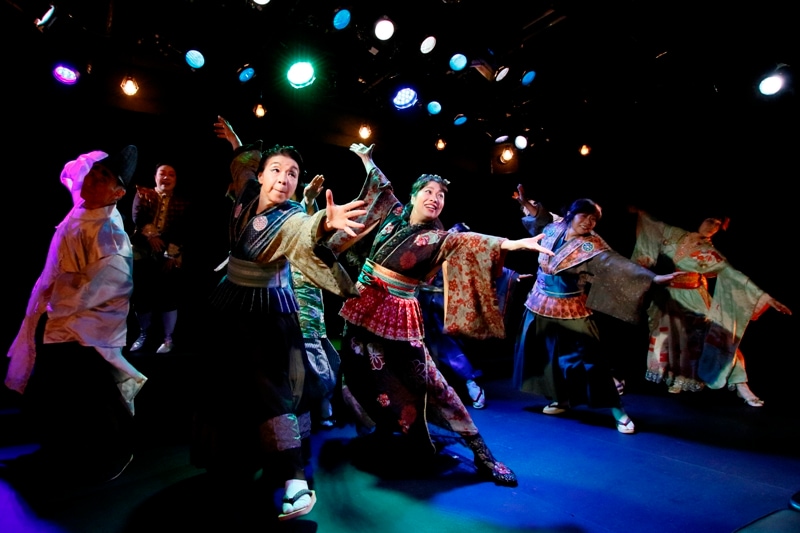 60歳を超えた熟男熟女が飛び跳ねる、流山児祥率いるRAKU歌舞伎「十二夜」開幕