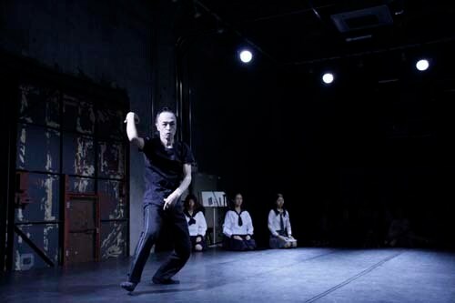 笠井叡の過去公演の様子。（撮影：神山貞次郎）