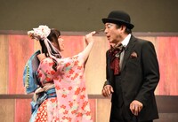 左から中島早貴演じるおつね、松尾貴史演じる宮部鼎蔵。