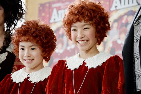 左からアニー役の新井夢乃、宮城弥榮。