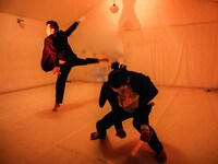 「暁ニ告グ」初演より。（photo:ONODA KEIKO）