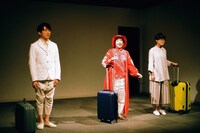 ままごと「ツアー」より。左から大石将弘、端田新菜、小山薫子。（撮影：石倉来輝）