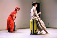 ままごと「ツアー」より。左から端田新菜、小山薫子。（撮影：石倉来輝）