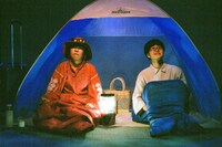 ままごと「ツアー」より。左から端田新菜、小山薫子。（撮影：石倉来輝）