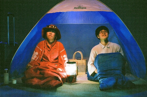 ままごと「ツアー」より。左から端田新菜、小山薫子。（撮影：石倉来輝）