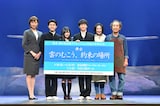 舞台「雲のむこう、約束の場所」初日挨拶より。左から湖月わたる、高田翔(ジャニーズJr.)、伊藤萌々香(フェアリーズ)、辰巳雄大(ふぉ~ゆ~)、浅野温子、松澤一之。