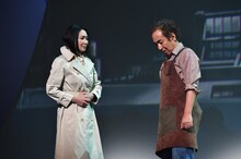 舞台「雲のむこう、約束の場所」より。左から浅野温子演じる阿知良芳江、松澤一之演じる岡部智之。