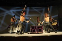 2017年上演のDRUM TAO「Revolutionary New Drumming Entertainment in Tokyo 万華響－MANGEKYO－」より。