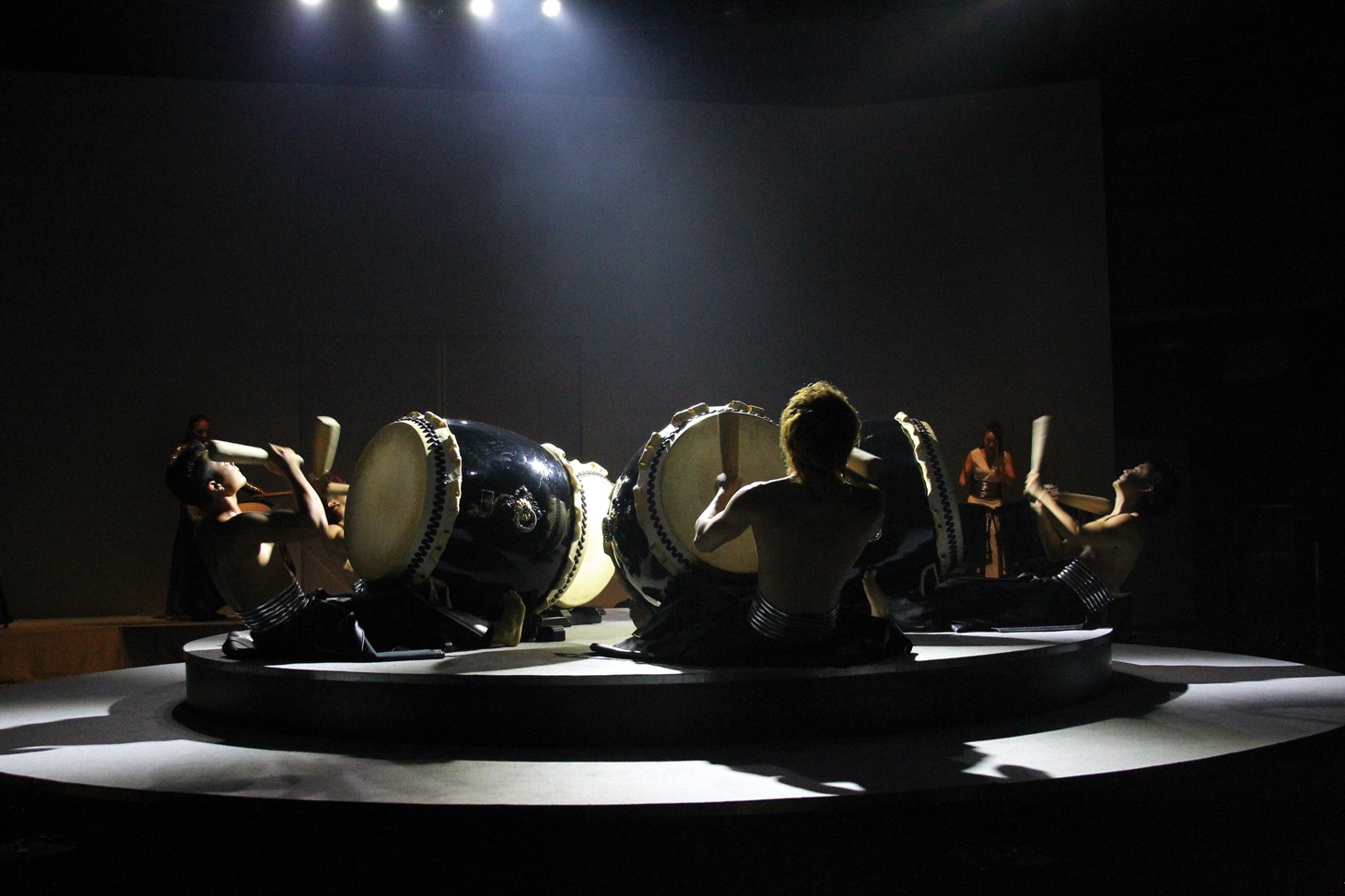 2017年上演のDRUM TAO「Revolutionary New Drumming Entertainment in Tokyo 万華響－MANGEKYO－」より。