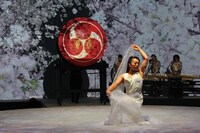 2017年上演のDRUM TAO「Revolutionary New Drumming Entertainment in Tokyo 万華響－MANGEKYO－」より。