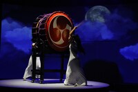 2017年上演のDRUM TAO「Revolutionary New Drumming Entertainment in Tokyo 万華響－MANGEKYO－」より。