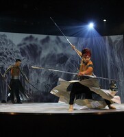 2017年上演のDRUM TAO「Revolutionary New Drumming Entertainment in Tokyo 万華響－MANGEKYO－」より。