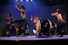 2017年上演のDRUM TAO「Revolutionary New Drumming Entertainment in Tokyo 万華響－MANGEKYO－」より。