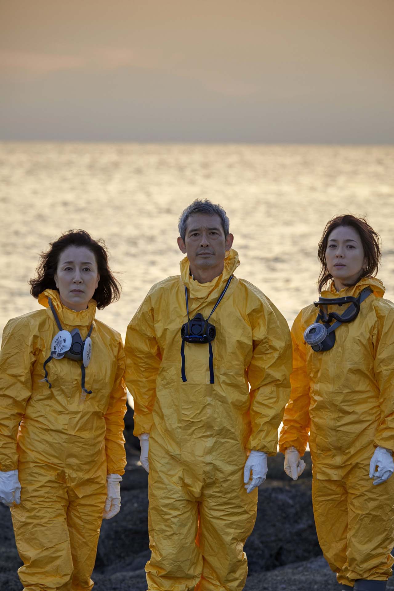 栗山民也演出「チルドレン」高畑、鶴見、若村が防護服を着たビジュアル公開