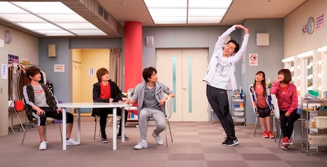 WOWOWプライム「WOWOWオリジナルミュージカルコメディ 福田雄一×井上芳雄『グリーン＆ブラックス』」#13より、左から柿澤勇人、加藤和樹、井上芳雄、川久保拓司、実咲凜音、昆夏美。