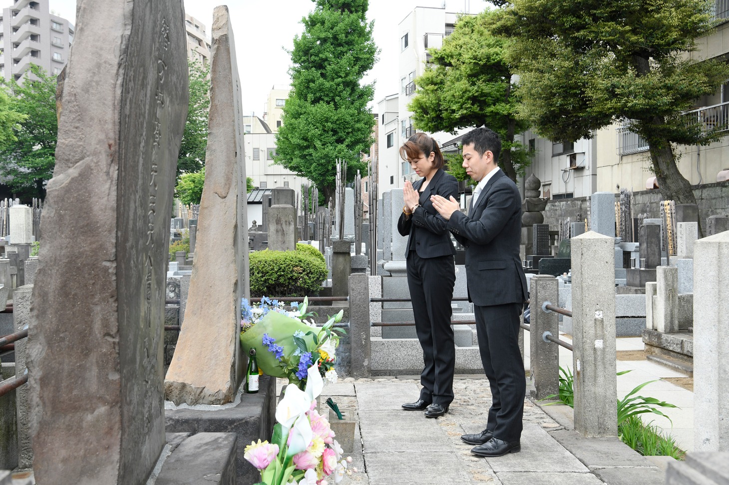 手前から藤山扇治郎、北翔海莉。