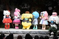 北川尚弥が舞台に呼び込まれ、手を挙げるポムポムプリン（中央）。