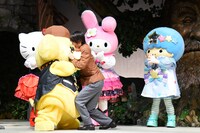 ポムポムプリン（左）にしがみつく谷川康太役の北川尚弥（中央）。