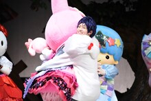 マイメロディ（左）と抱き合う水野祐役の笹森裕貴（右）。