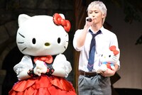 左からハローキティ、吉野俊介役の吉澤翼。