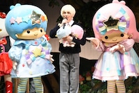 リトルツインスターズ（キキララ）と西宮諒役の宮崎湧（中央）。