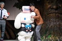 左からシナモロール、源誠一郎役の和合真一。